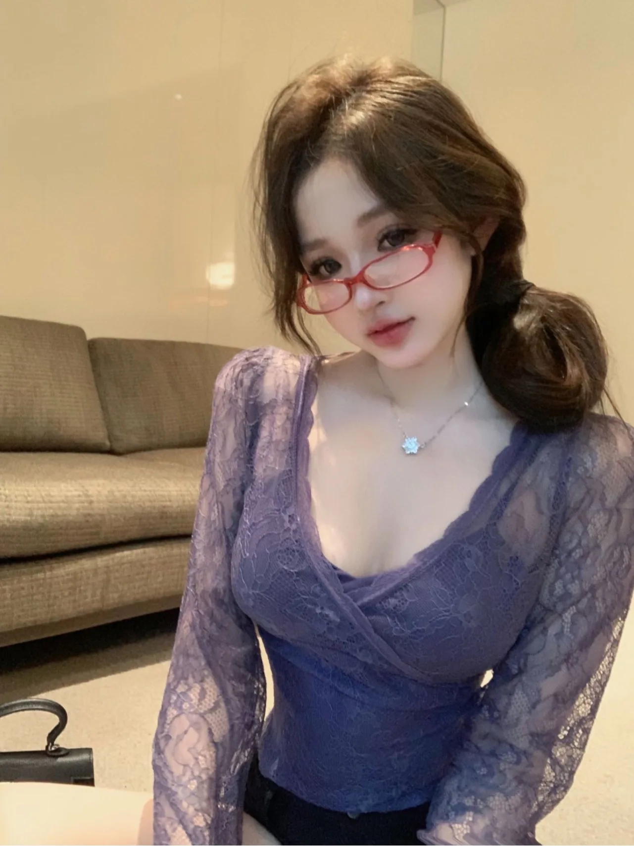 

Sexy Lace Base irt Low Cut V-Ne Women's Autumn Faionable Beautiful Body ape Display Pure Desire Sweet Spicy Girl