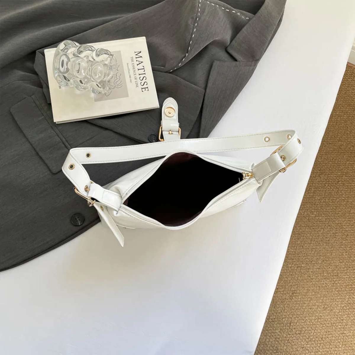 حقيبة كلاسيكية من الجلد اللامع تحت الإبط، ترصيع بلون سادة وحزام بإبزيم معدني وسحاب من البولي يوريثان وحزام قابل للتعديل سهل التنظيم للتنقل