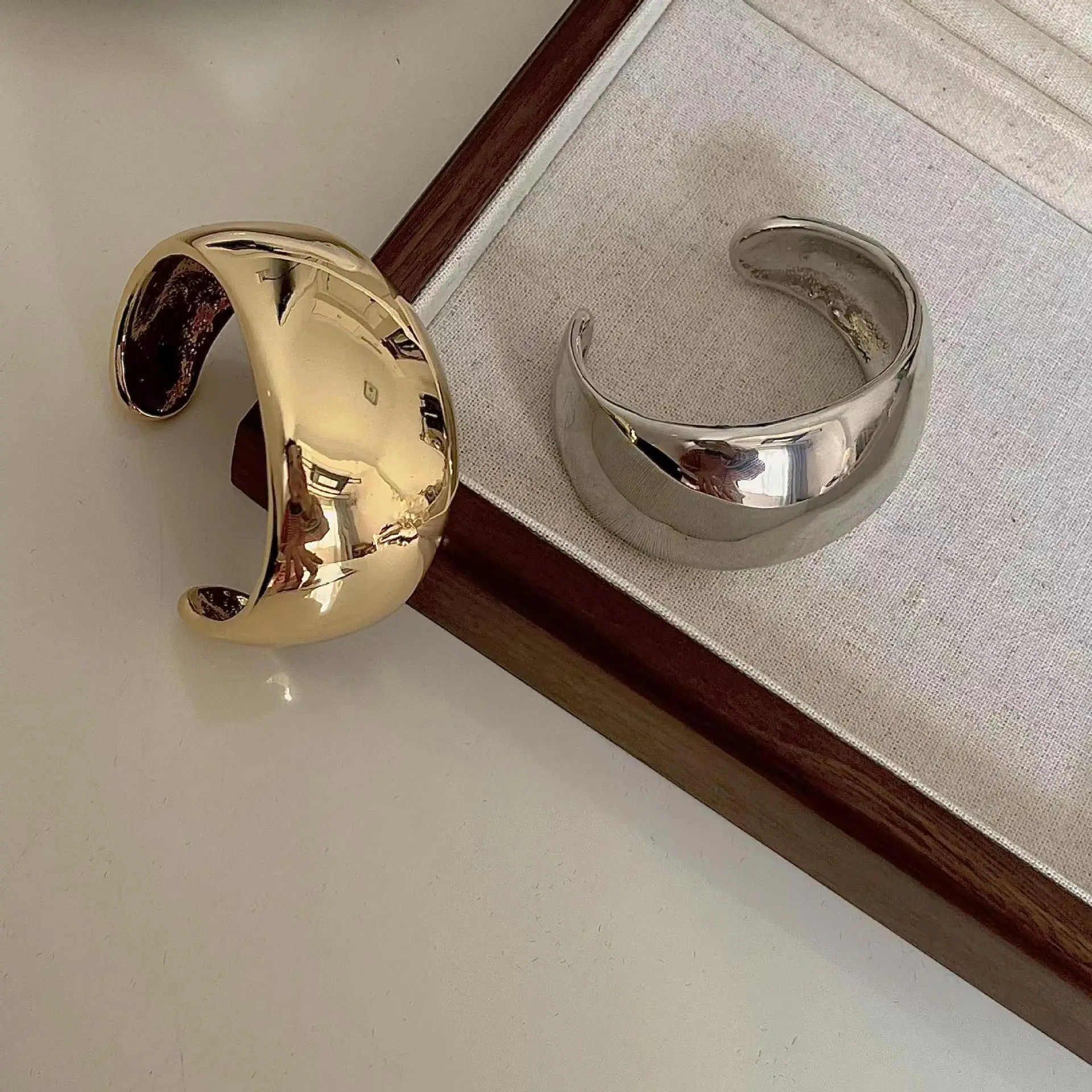 Vintage Gold Color Chunky Metal Smooth Round Cuff Bangle Bracelet for Women Girls Fashion Design INS Exaggerated Jewelry