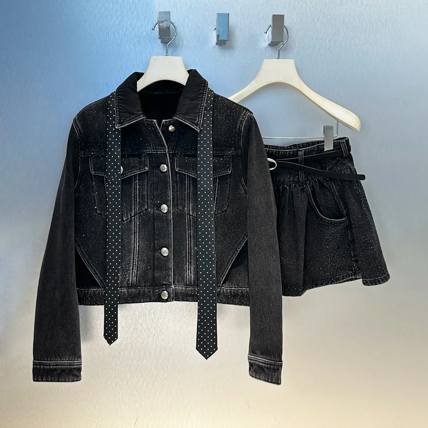 

Элитный женский джинсовый комплект с вышивкой бриллиантами на воротнике, короткая юбка А-силуэта, повседневный, с коротким рукавом, осень 2025