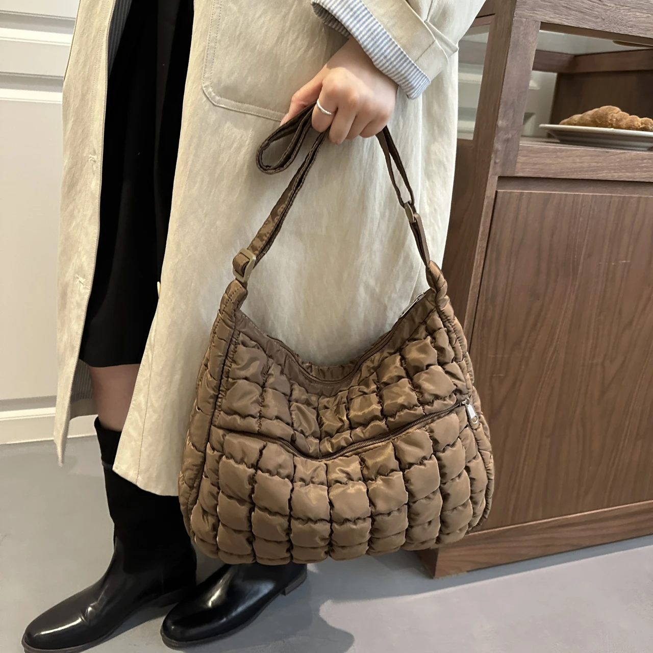 2025 Neue Gesteppte Puffer-Schultertasche für Damen Große Kapazität Tote Umhängetasche Modische Lässige Crossbody-Tasche Damenhandtasche – Detail 8