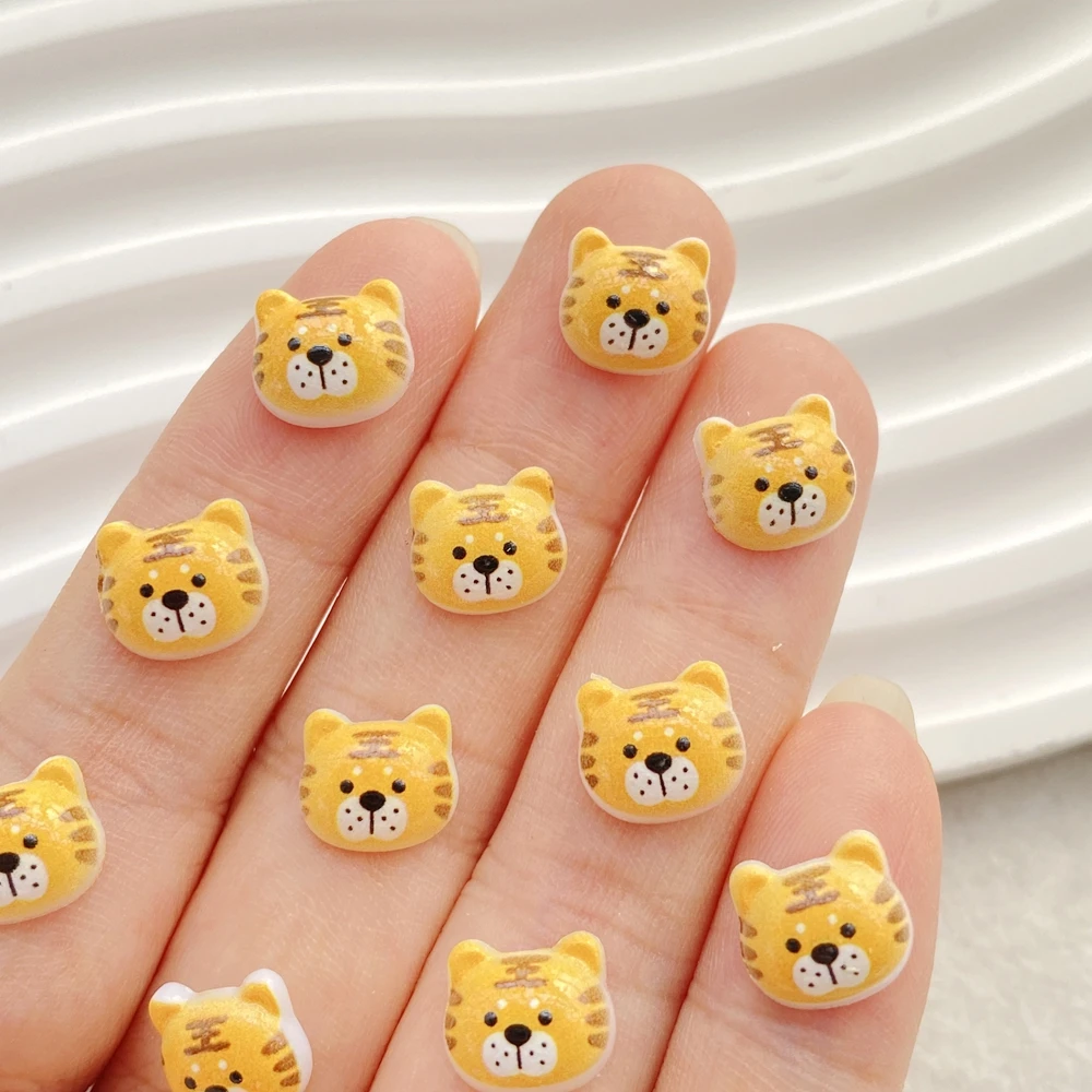 50 Uds. De mini cabeza de tigre de dibujos animados energéticos, dijes de diseñador de resina para decoración de uñas, joyería DIY 3D