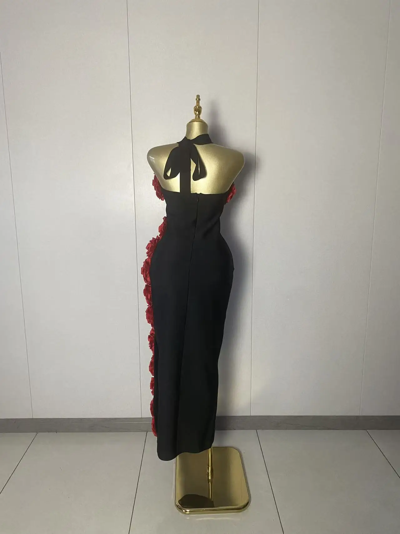 ชุดเดรสทรงบอดี้คอนสีดำประดับดอกไม้ 3 มิติ แบบผูกคอ สไตล์หรูหราสำหรับผู้หญิง ปี 2025 เหมาะสำหรับงานเลี้ยงกลางคืน งานปาร์ตี้วันเกิดสุดหรู