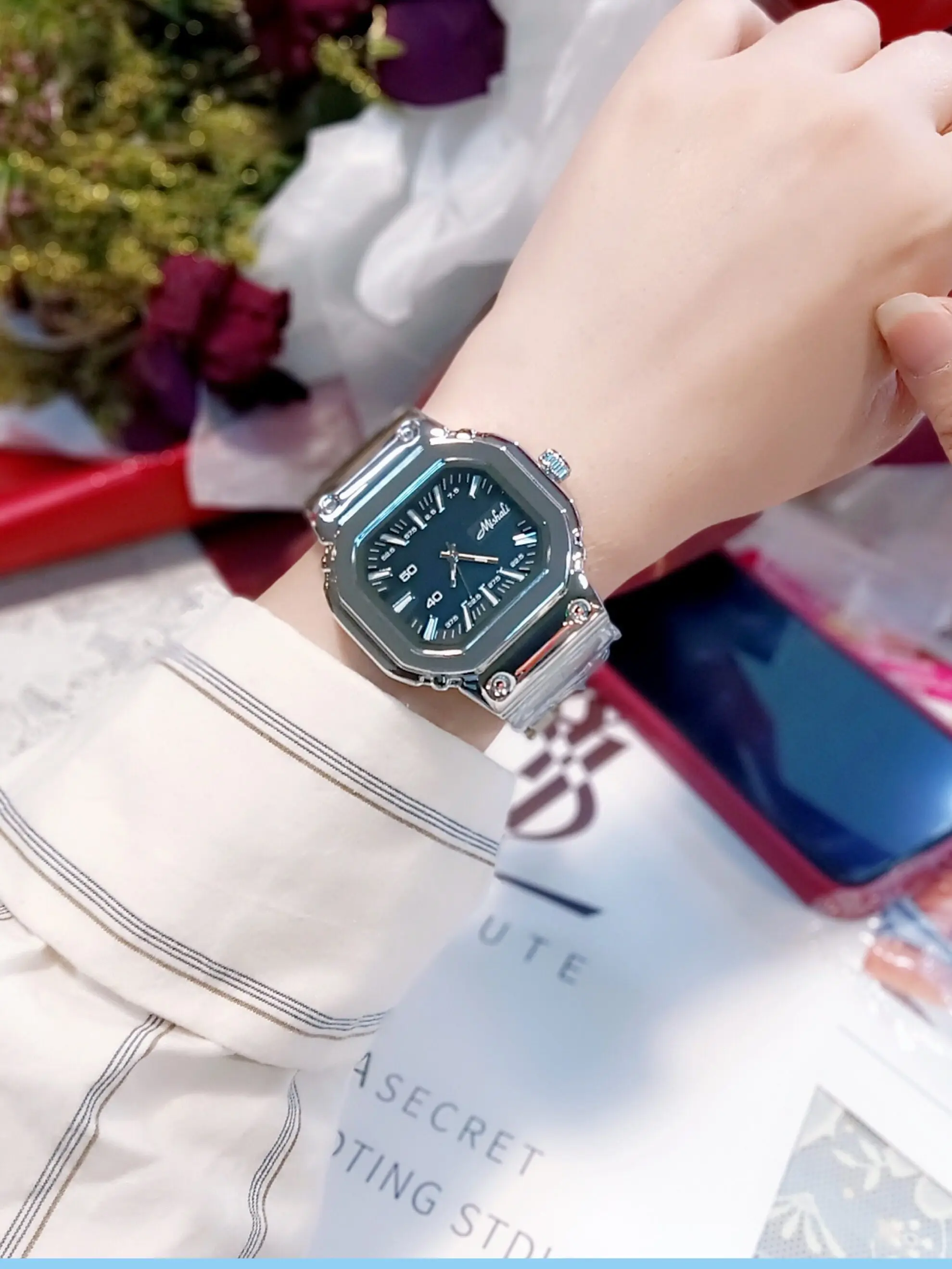 Simple And Elegant Large-Dial Watch, A Trendy Timepiece For Both Men And Women. A Perfect Gift For Ladies. Stylish Quartz Watch.