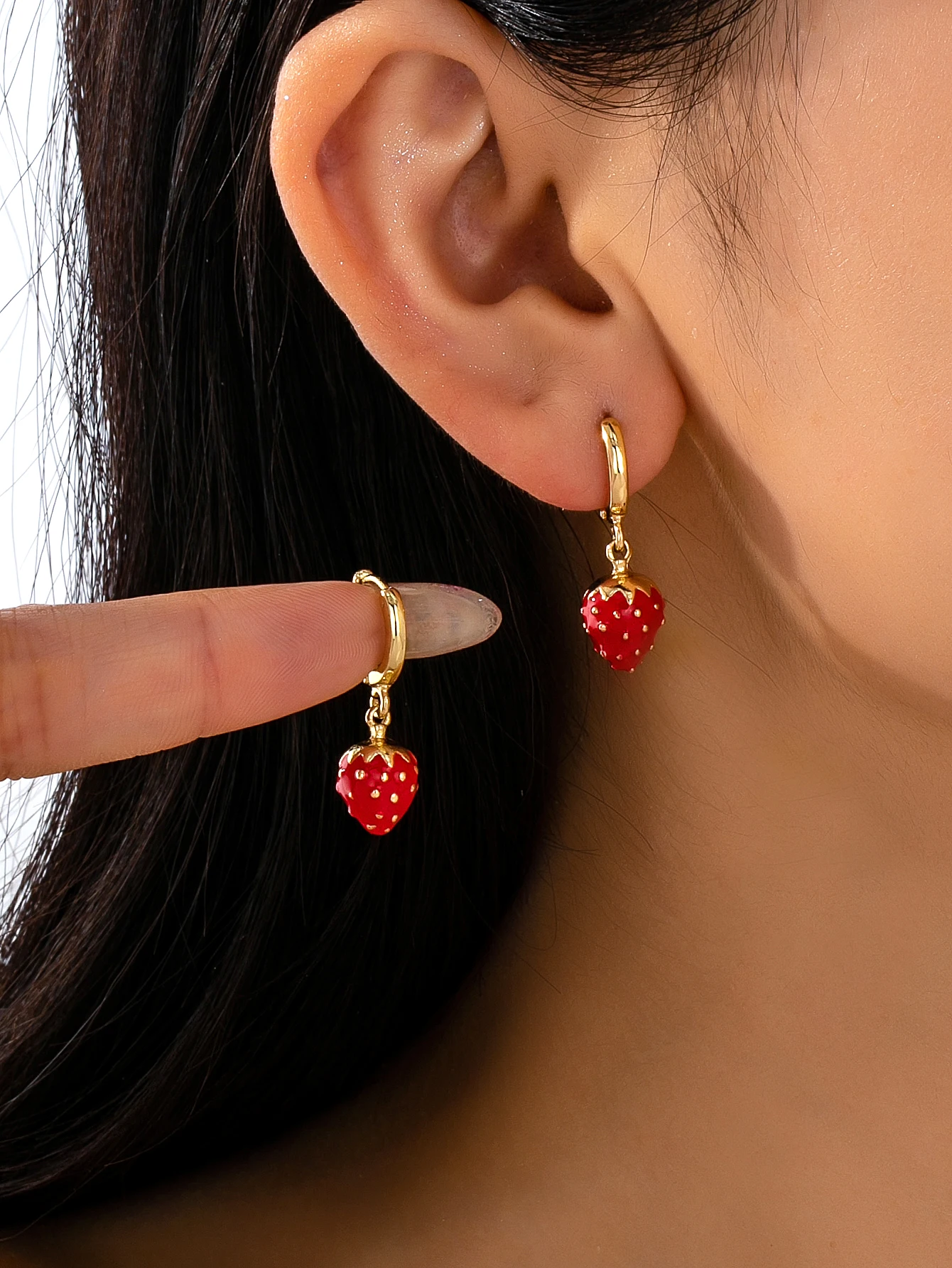 A Pair of Charming, Versatile, Light Luxury and High-End Strawberry Earrings
