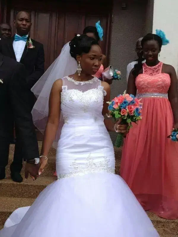 Maßgeschneidertes Meerjungfrau-Hochzeitskleid in Übergröße mit Applikationen und Perlen, Brautkleider, Tüll, durchsichtige Spitze, afrikanisches Brautkleid in Übergröße