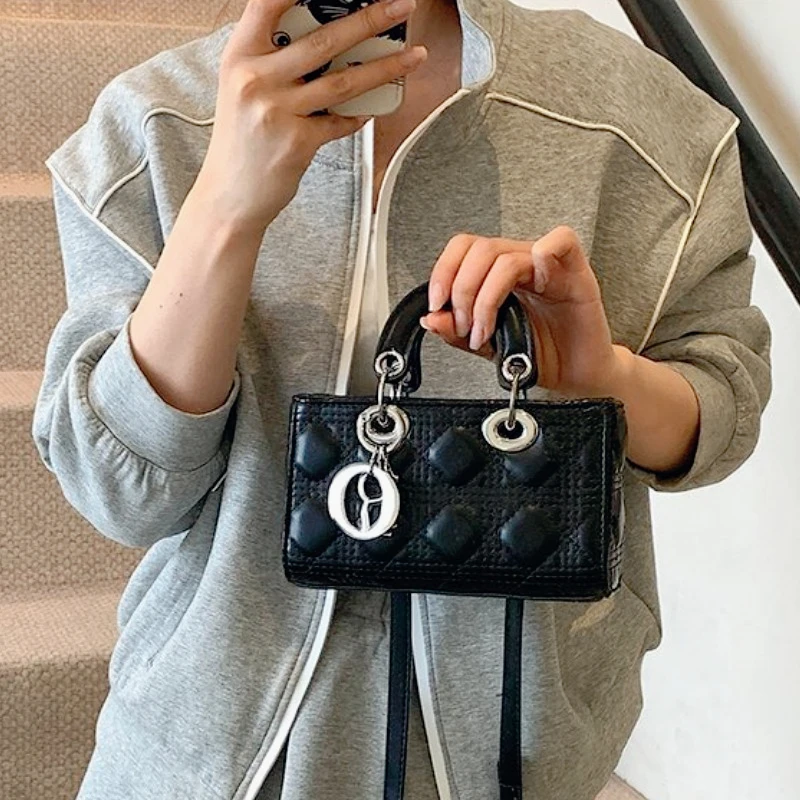 

Сумка нового стиля 2025: модная ромбовидная сумка на одно плечо, маленькая сумка для переноски на выход, маленькая квадратная сумка через плечо