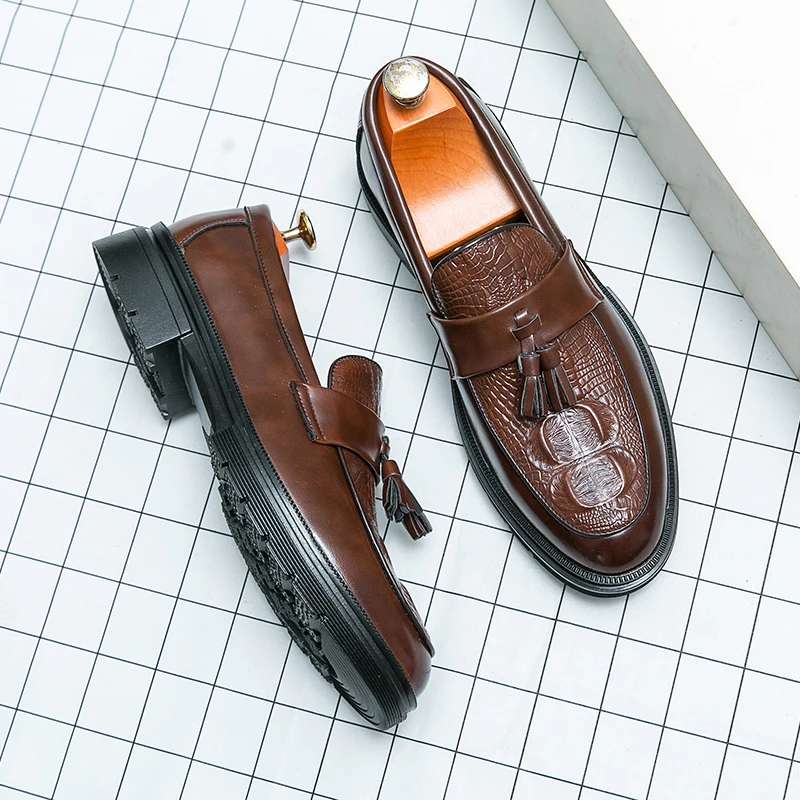أحذية كاجوال للرجال بشراشيب مناسبة للعمل الرسمي بنمط تمساح أحذية عصرية ذات ملمس راقي