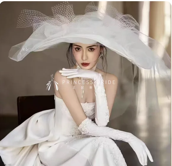 

Моделирование невесты с большим карнизом, сетчатая марлевая шляпа, свадебные аксессуары, подиум, уличная съемка, темперамент, свадебная шляпа