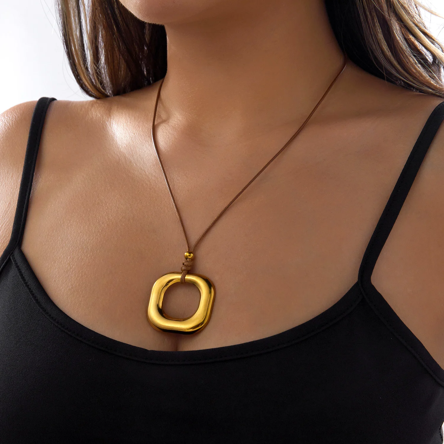 Massiver geometrischer, vergoldeter Edelstahl-Anhänger-Halskette für Damen, verstellbare Zugkordel, Lederkette, Party-Schmuckgeschenk – Detail 8