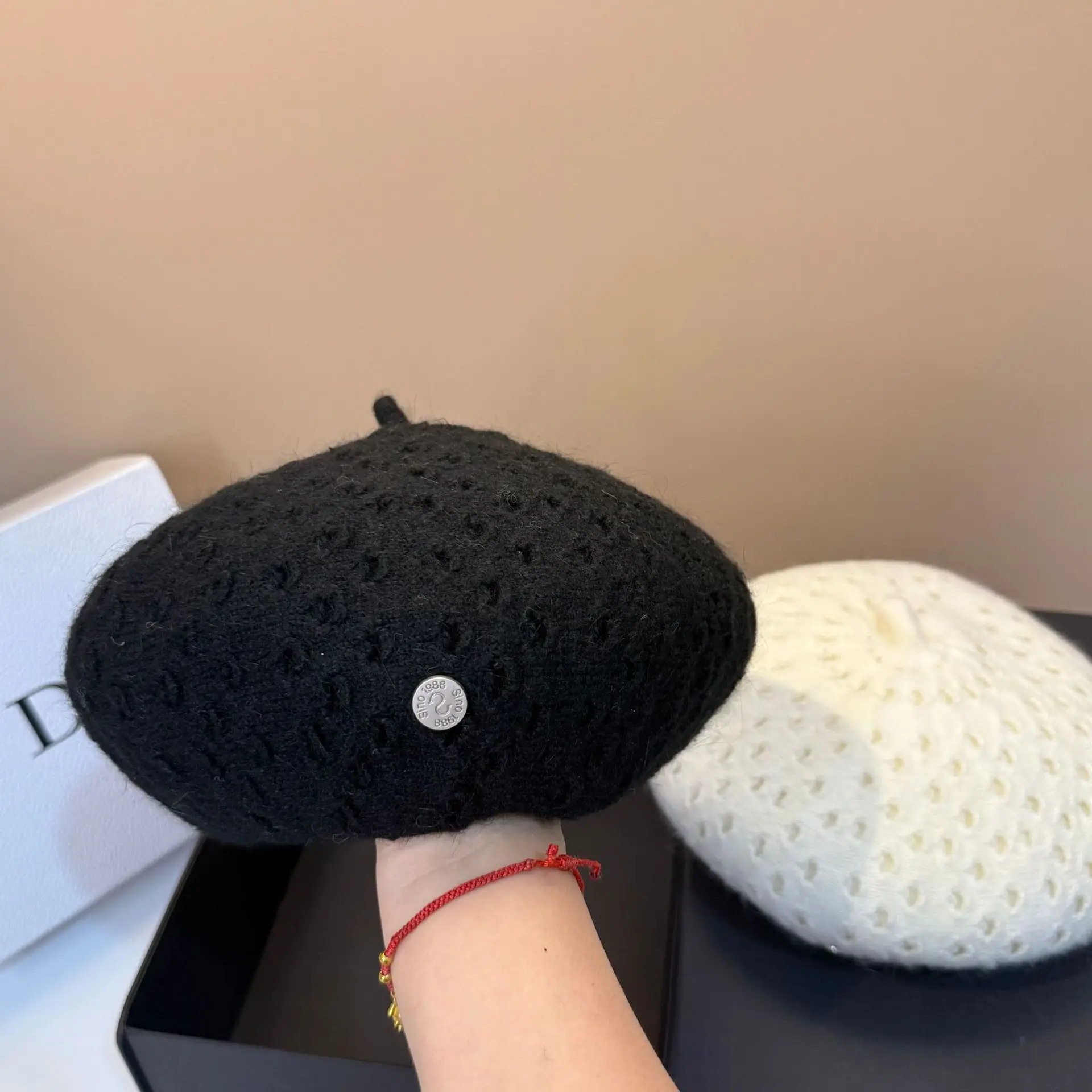 

Luxury Metal Letters Women's Wool Beret Real Rabbit Fur Winter Warm Beanies Berets Caps Versatile Girl's French Painter Hat