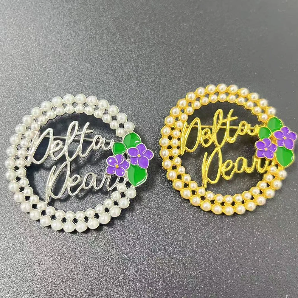 Broche de Perlas Redondas Violetas de la Sociedad Delta de Letras Griegas