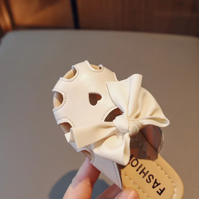 Zapatos de cuero PU con agujeros en forma de corazón para niños, zapatillas de princesa con lazo para niña, zapatillas de Color sólido, suela blanda con lazo, zapato para niño pequeño