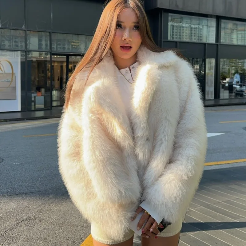2025, namaakbontjas, dames, pluizige dameswinterjas, warme jas met lange mouwen, luxe gouden punt op witte achtergrond, bovenkledingjassen