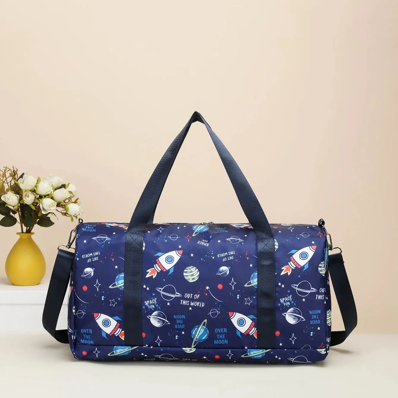 

Симпатичная дорожная сумка в виде мультяшной космической ракеты, подходит для мальчиков и девочек, легкая спортивная сумка для фитнеса.