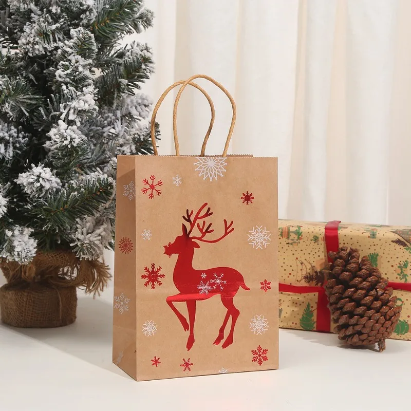 12pçs novos sacos de presente de papel estampado de folha de natal, sacola kraft marrom com design de árvore de floco de neve de rena para presentes de festa de feriado