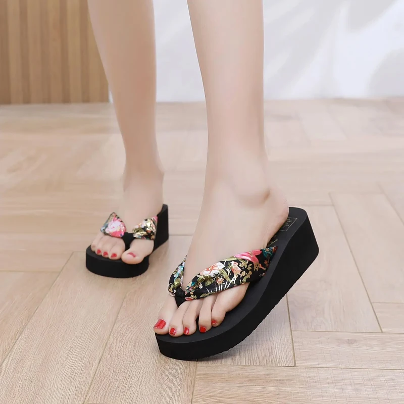 

2025 модные женские шлепанцы, летние пляжные шлепанцы на платформе, повседневные уличные сандалии на танкетке, женские шлепанцы, Zapatos