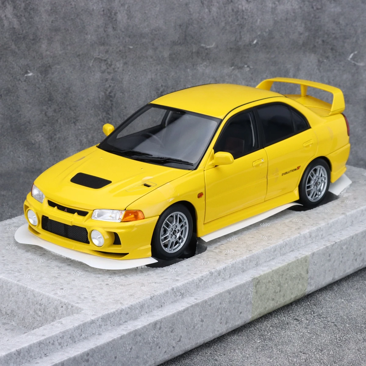 

MOTORHELIX MH 1:18 LANCER EVOLUTION EVO IV Yellow JDM Simulation Limited Edition All Open Alloy Metal Static Car Model Toy Gift