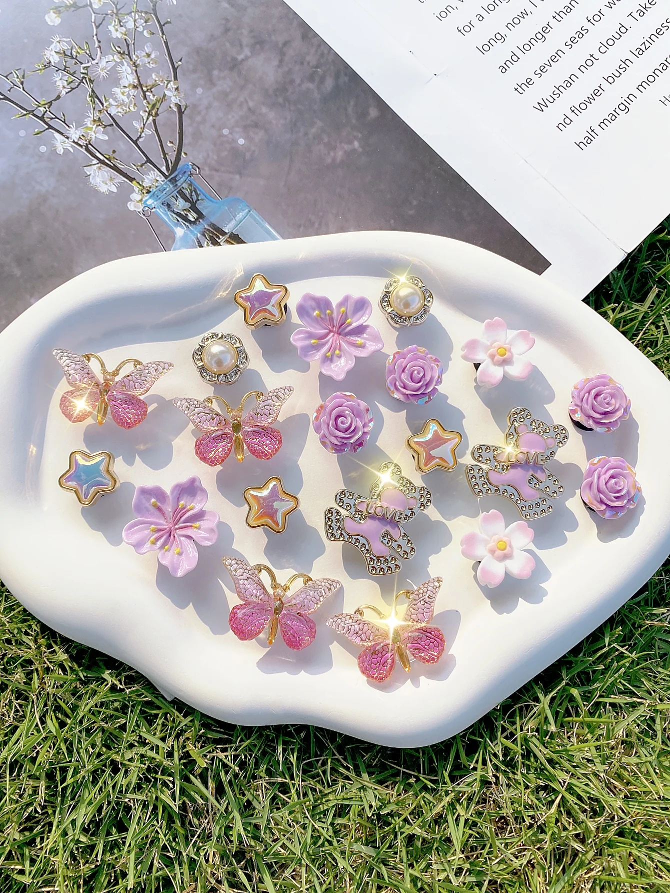 20 قطعة من الدببة الأرجوانية والورود والزهور والفراشات الوردية وأزهار الكرز الوردية والنجوم الذهبية الخماسية وإبزيم حذاء لؤلؤ ABS
