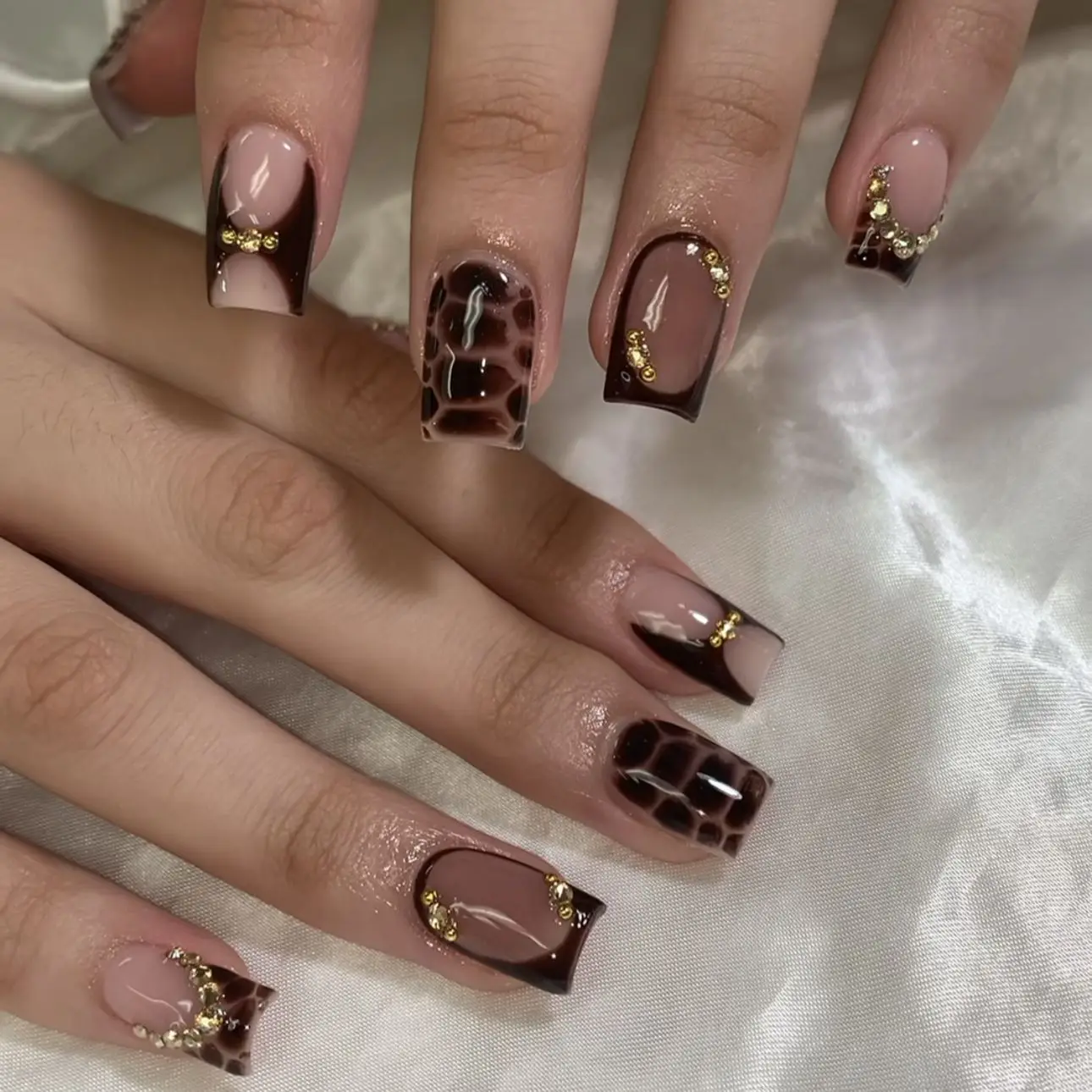 

24Pcs Brown Leopard Print Smudge French Press on Nails Rhinestone Detachable False Nails Short Square Full Cover Fake Nails Tips