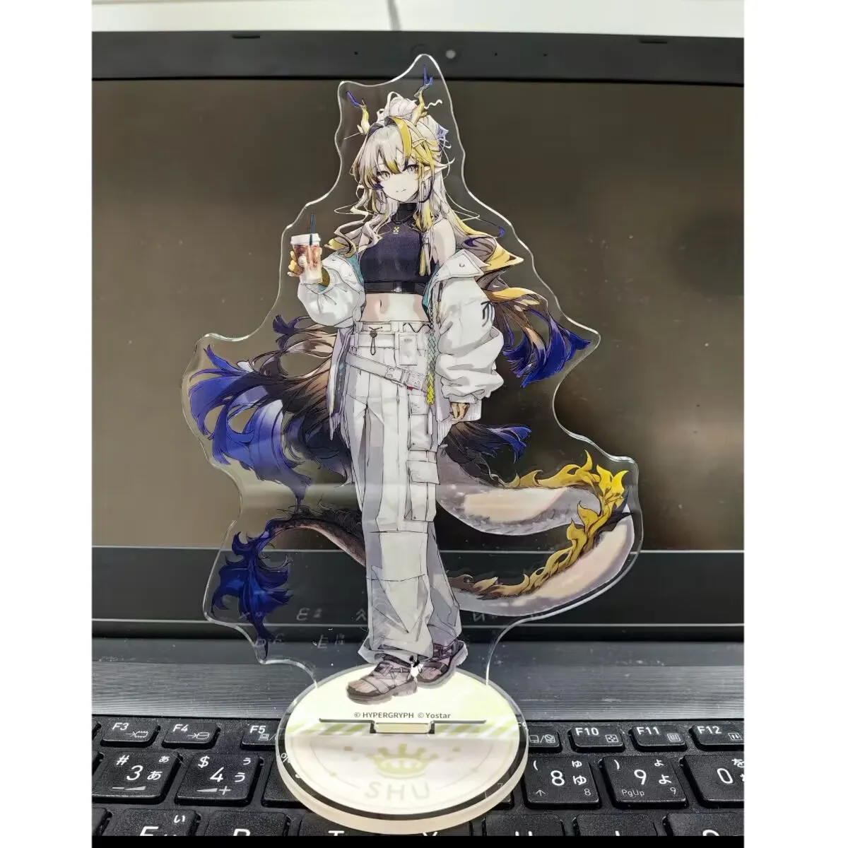 「アークナイツ」コラボグッズ「シュウ・シャンシャン・アミヤ」は、美しく可愛い10cmのアクリルスタンドフィギュアギフトです。