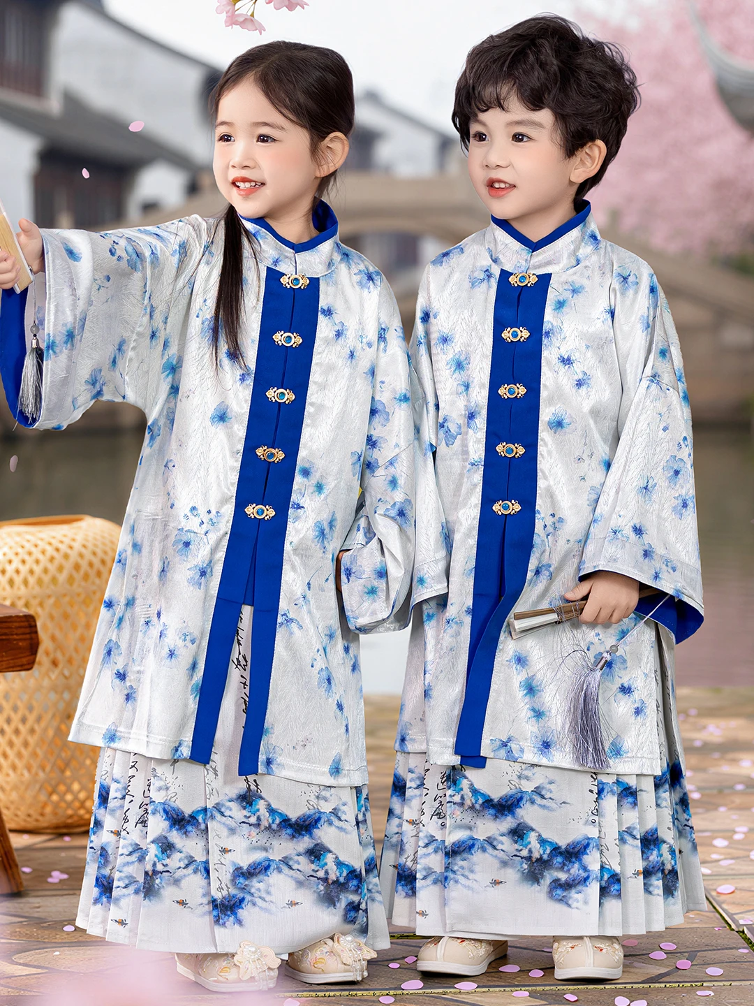

Детский костюм Ханьфу в стиле династии Мин, весна 2026, новая коллекция, с длинными рукавами, для мальчиков и девочек, весенне-осенняя серия, старинный костюм Цинхуа.