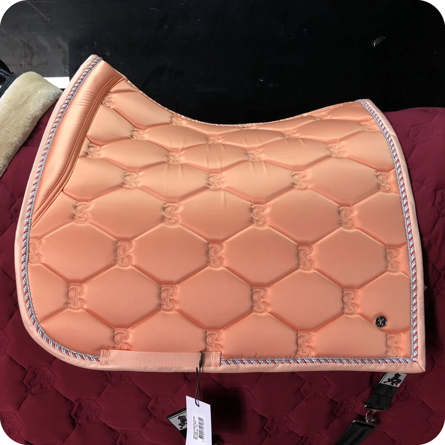 Perlengkapan Berkuda Produsen Peralatan Kuda Set Alas Pelana Logo Kustom Warna Solid Alas Pelana Berkualitas Tinggi untuk Dressage dan Balap