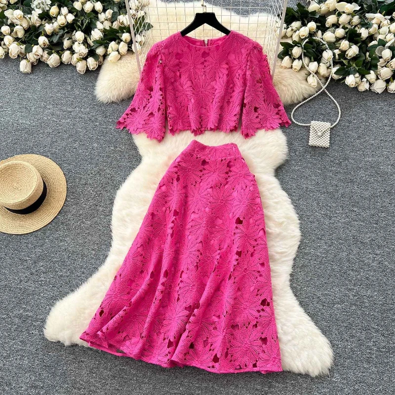 

Французский стильный комплект из двух предметов: женская блузка с ажурным кружевом и короткими рукавами, юбка с высокой талией и расклешенным подолом.