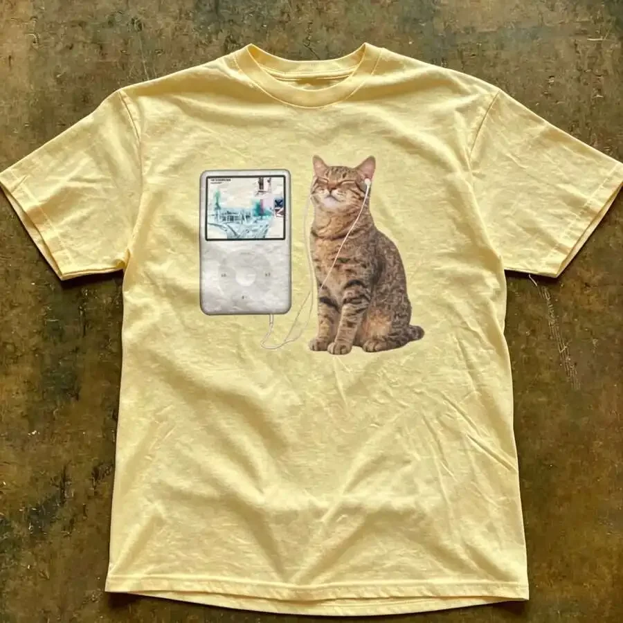 Unisex Y2K Aesthetic Graphic T Shirt Cute Tabby Cat Listening To Music Retro MP3 Print Crew Neck Loose Short Sleeve Streetwear Casual Gift Tops