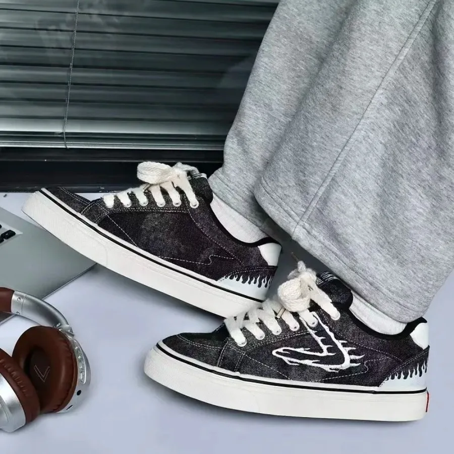 

Niche Design Hong Kong Style Black Flame Colorway Canvas Shoes Triple Vulcanized Low-Top Men's Skate Shoes