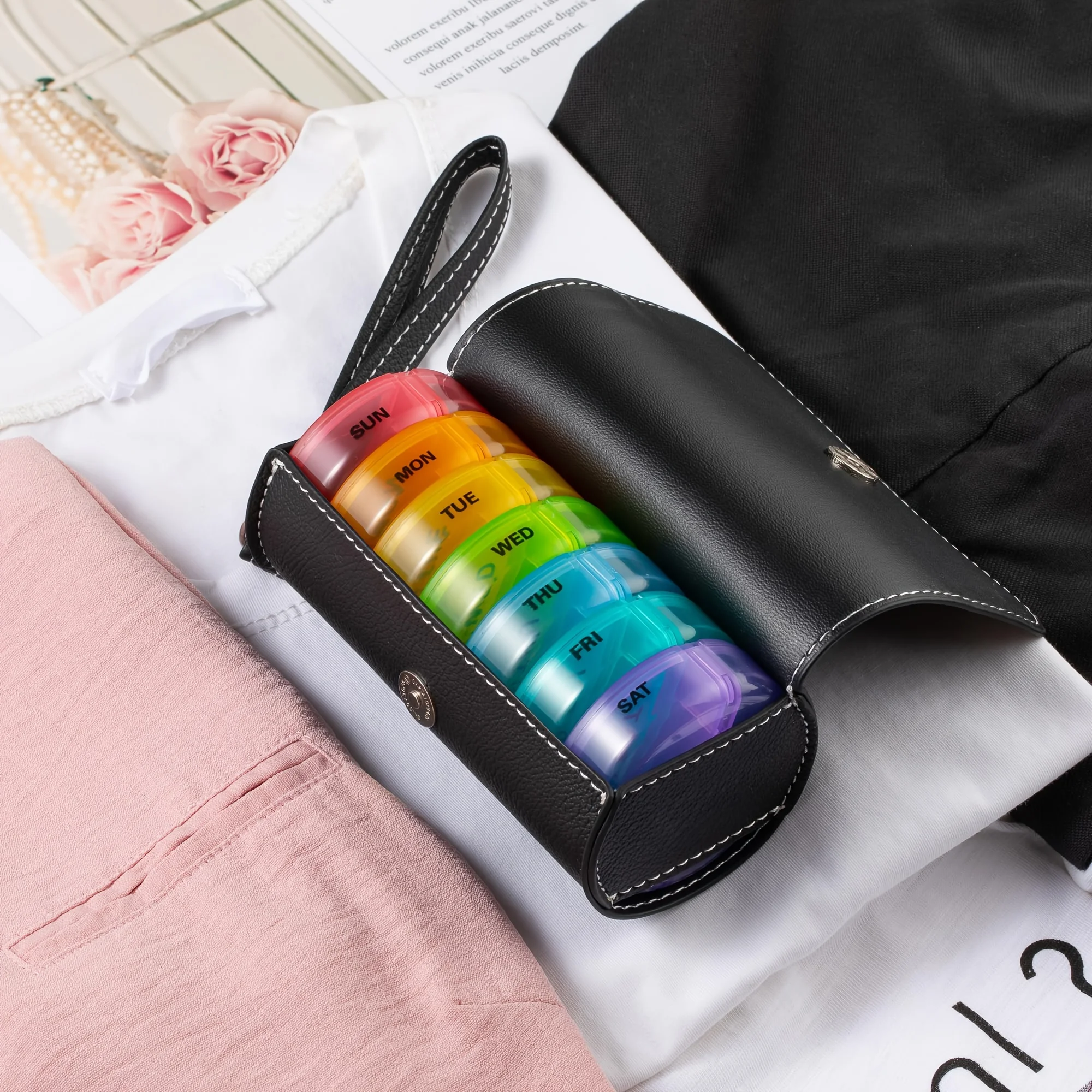 منظم حبوب الدواء الأسبوعي مرتين في اليوم، صندوق حبوب دواء يومي كبير AM PM مع حقيبة جلدية PU للسفر، منظم أدوية دائري