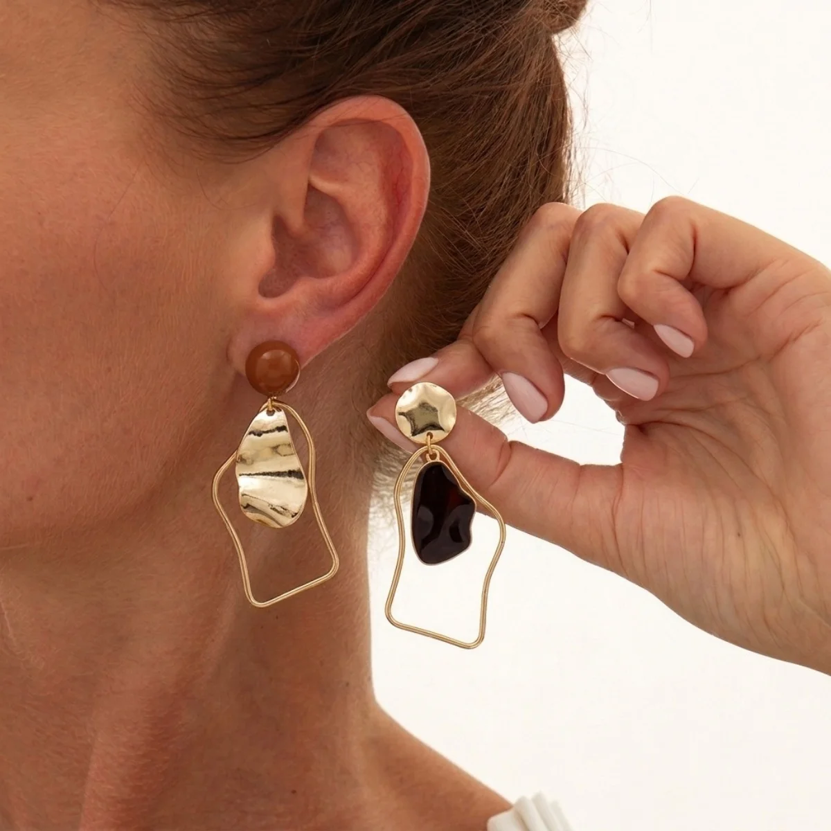 Französische Retro-Ohrringe mit unregelmäßigem, hohlem Rahmen und asymmetrischem Design für Damen, Karamell-Erdtöne, geometrische Ohrringe, Schmuck für Dates – Detail 4