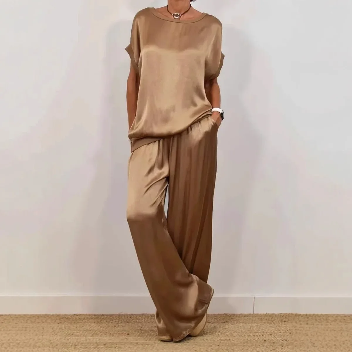 2025 Set due pezzi in raso estivo per donna Top con maniche a pipistrello con scollo a V Pantaloni larghi con lacci larghi Abito da 2 pezzi Abiti per la casa
