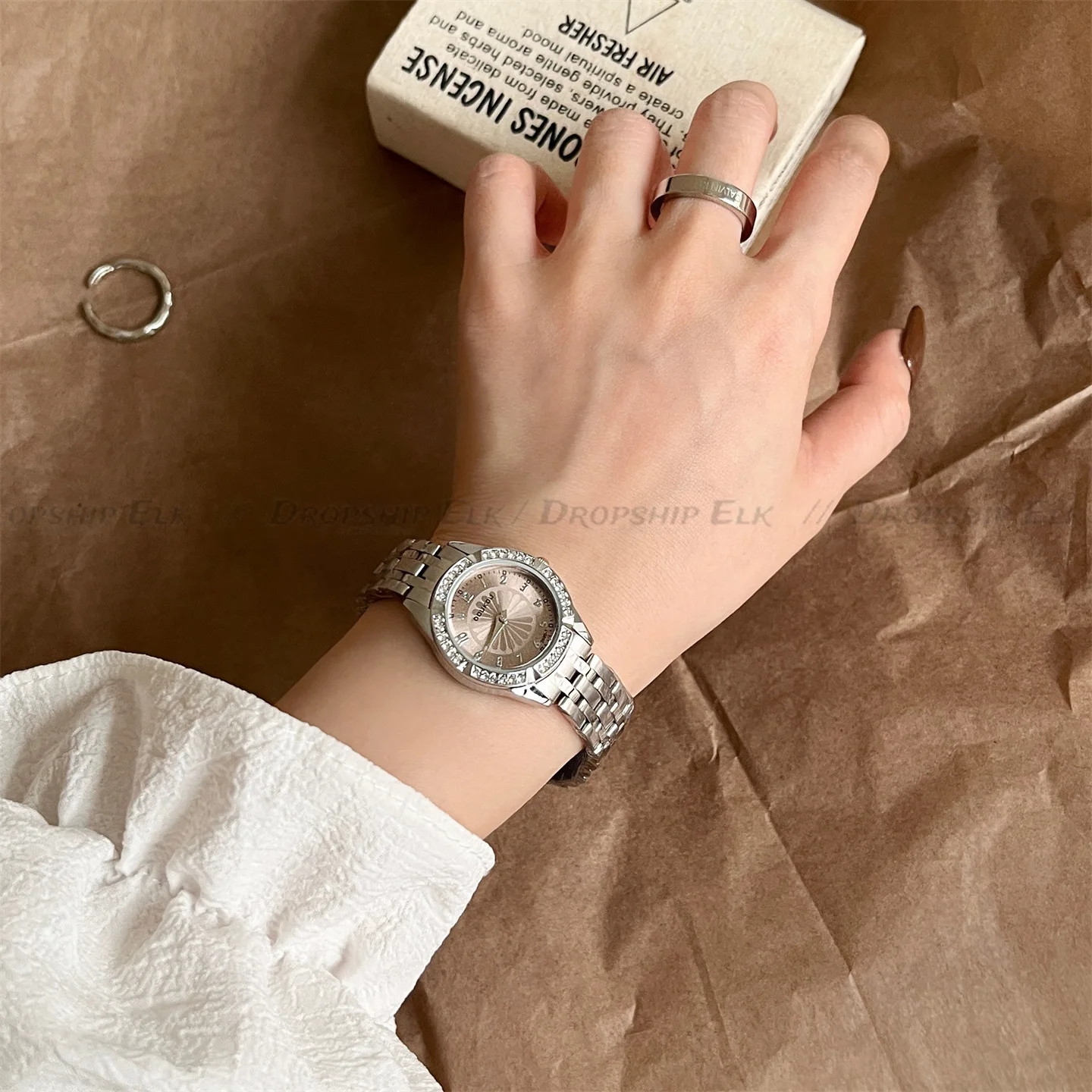 Reloj de cuarzo para mujer adornado con diamantes de imitación, artesanía exquisita de lujo, elegante aleación redonda para moda, informal y de negocios