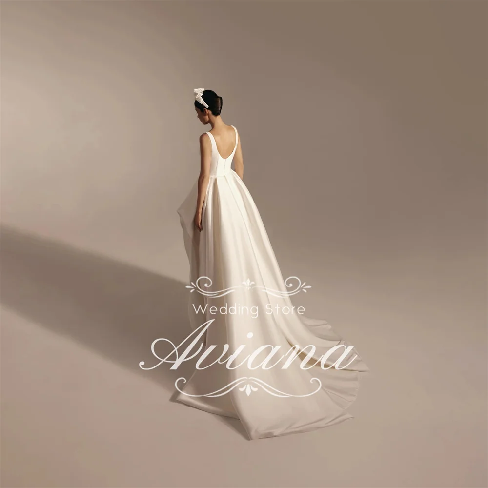 Aviana op maat gemaakte trouwjurk bruidsjurk vierkante halslijn spaghettibandjes satijnen stof hoge split asymmetrisch ontwerp elegant