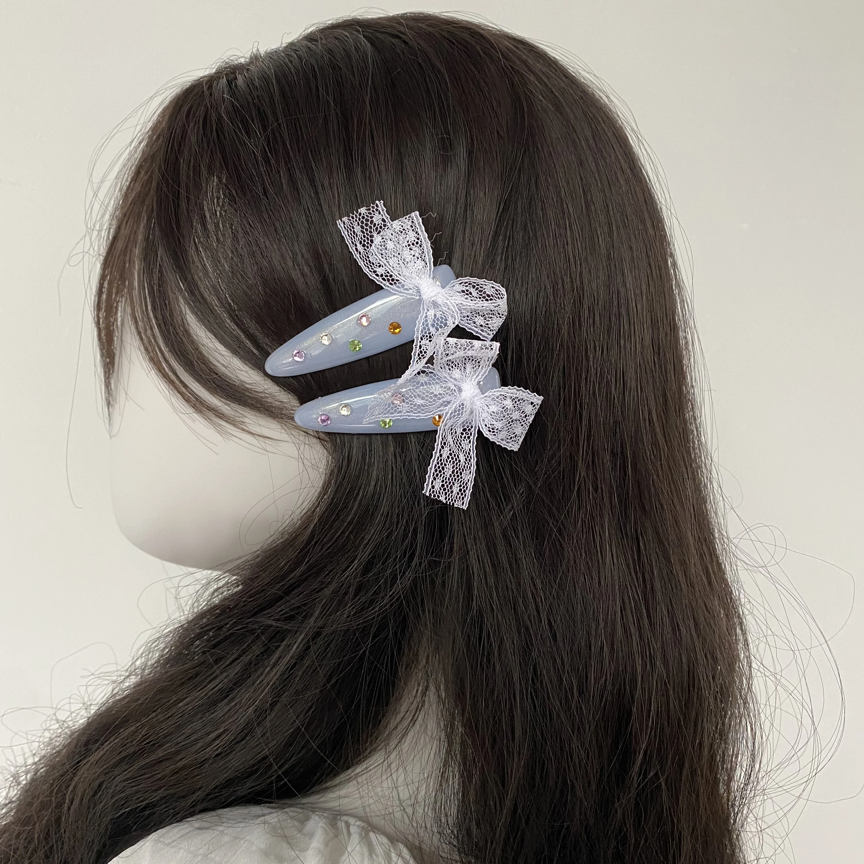 1 個のヘアクリップ、白いレースのリボンとカラフルなラインストーン付き、女の子と女性のためのかわいいヘアアクセサリー