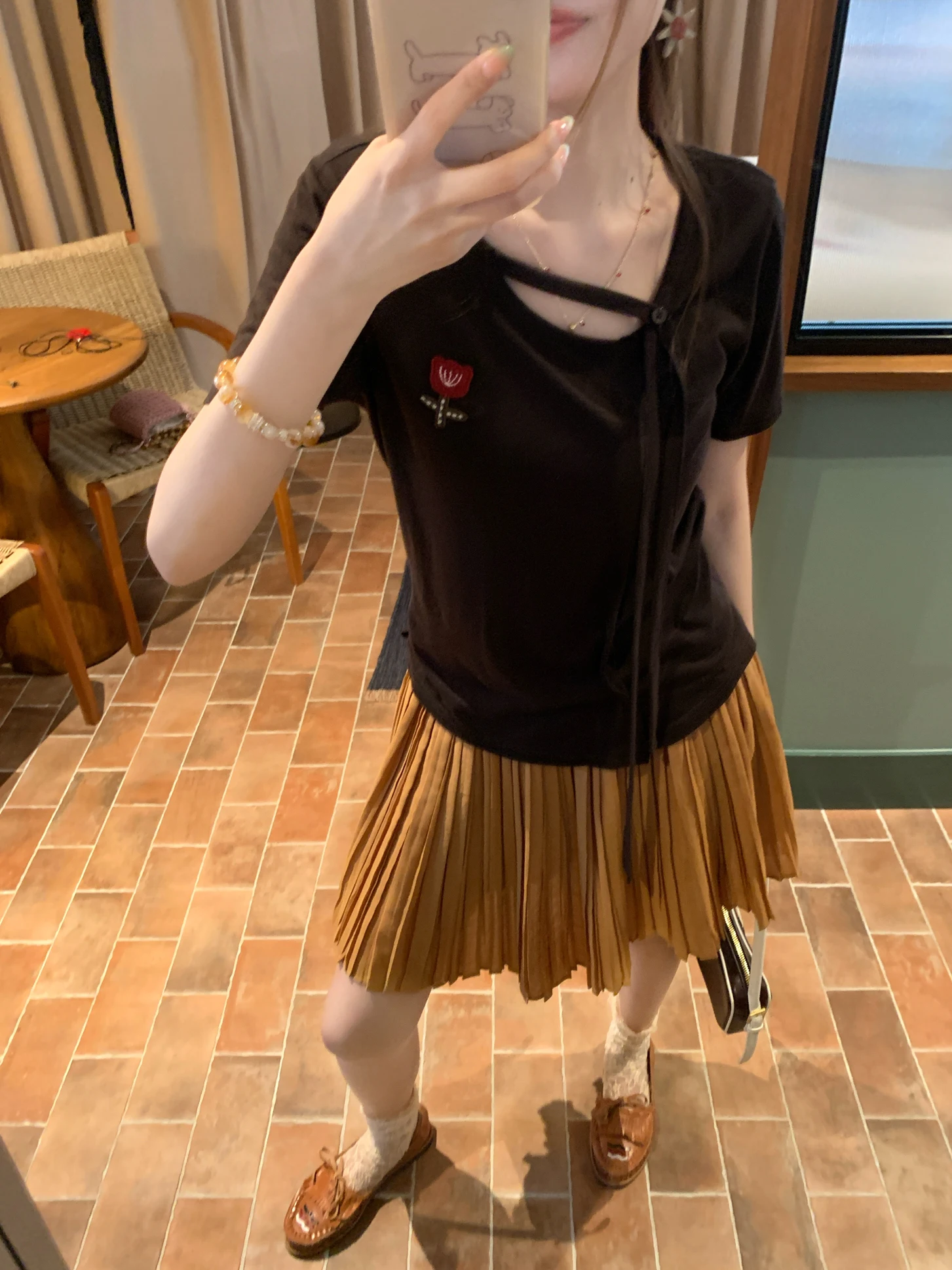 

Женская футболка Realzz Special Tailoring Light Oxygen Tie Drape T-shirt в цвете древесины, повседневная, асимметричная, приталенная