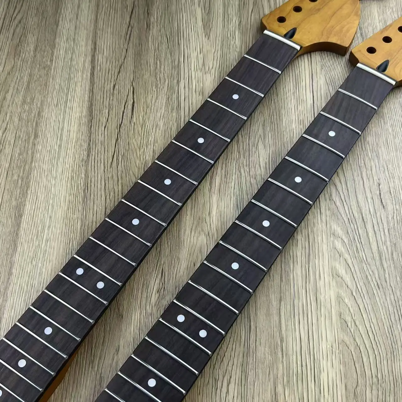 ST-Stil Gitarrenhals Ahorn Kopfplatte Palisander Griffbrett 9,5'' Radius 22 Bünde Verstellbare Halsstab für E-Gitarrenteile – Detail 1