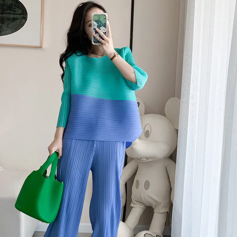 

Boutique,Top Women,MIYAKE Spring and Autumn New Pleated Casual Fashion T-shirt Color Matching Slim Fit Slim Top [90989]