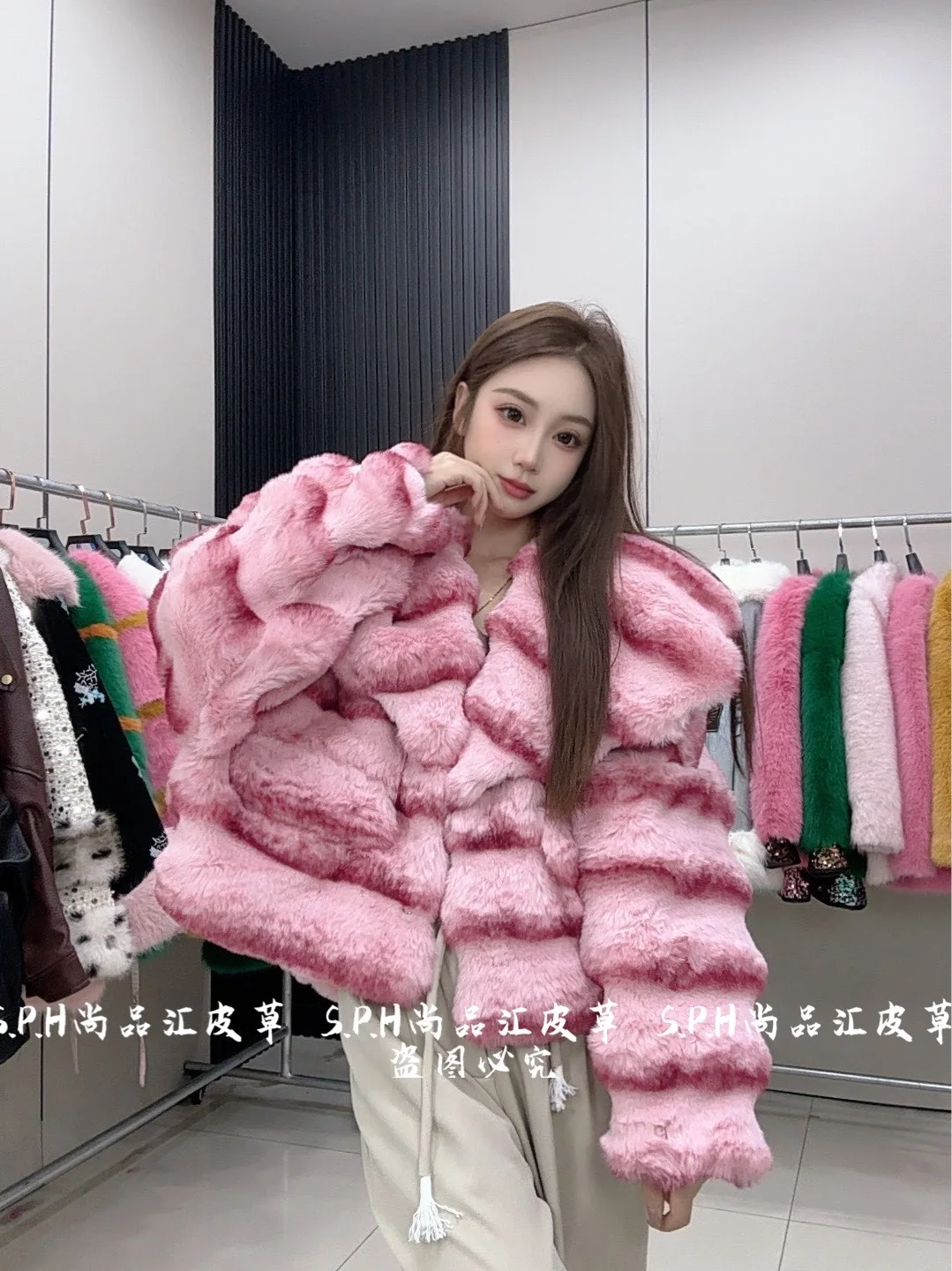 เสื้อโค้ทขนเทียมโทโทโร่สีชมพูสำหรับผู้หญิง ปี 2025 รุ่นใหม่ สไตล์สั้น แจ็คเก็ตแฟชั่นวัยรุ่น เสื้อโค้ทขนเทียมสำหรับฤดูหนาวสำหรับผู้หญิง