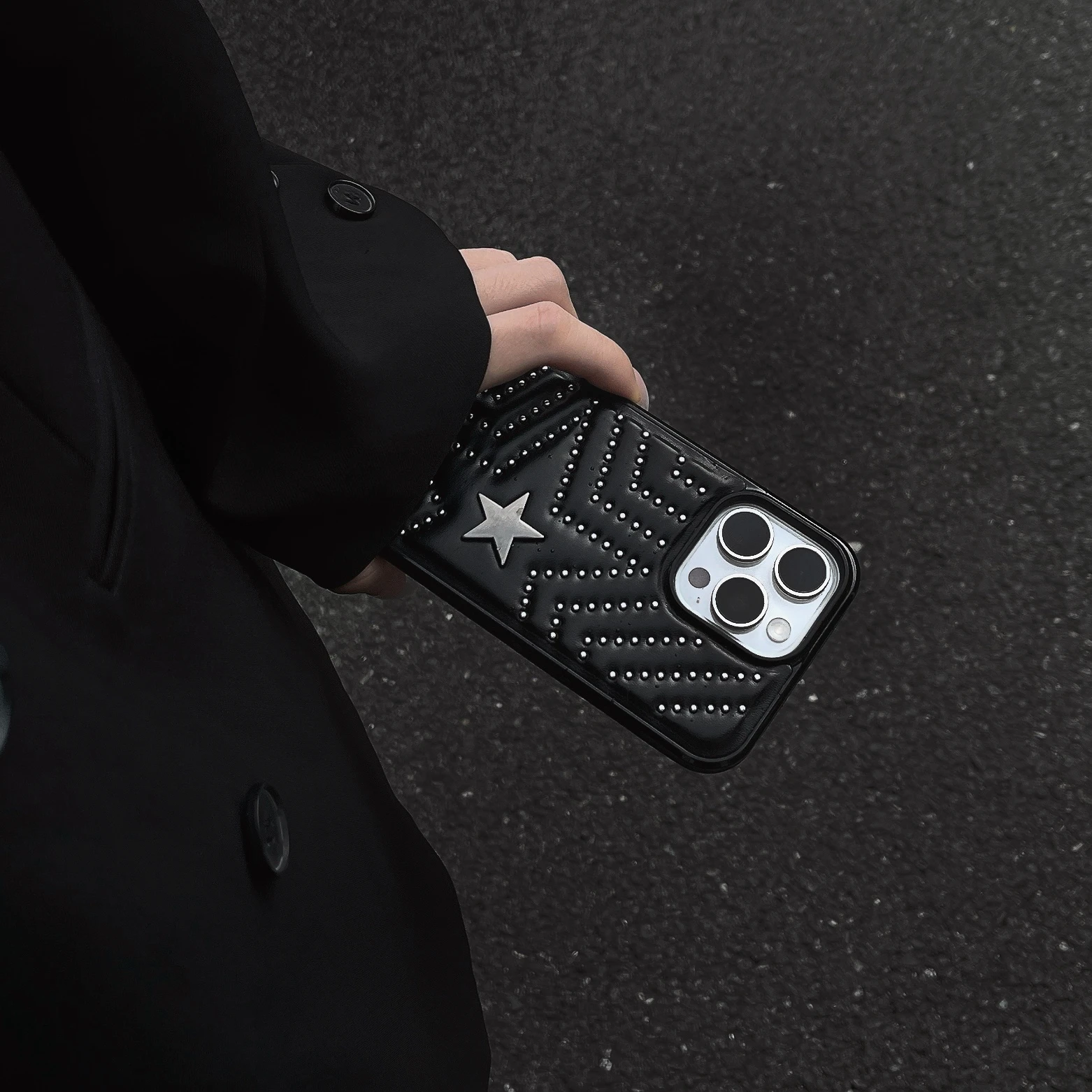 Koreanische INS Cool Punk Schwarze PU-Leder Handyhülle mit Silber-Nieten & Sternen für iPhone 18 17 16 15 14 13 Pro Max Rückseiten-Handycover Capa – Detail 3