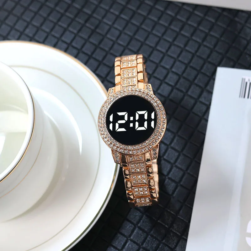 ساعة صيفية جديدة للسيدات لعام 2025 بحزام فولاذي ماسي مجموعة بسيطة من ساعات اللمس النسائية LED