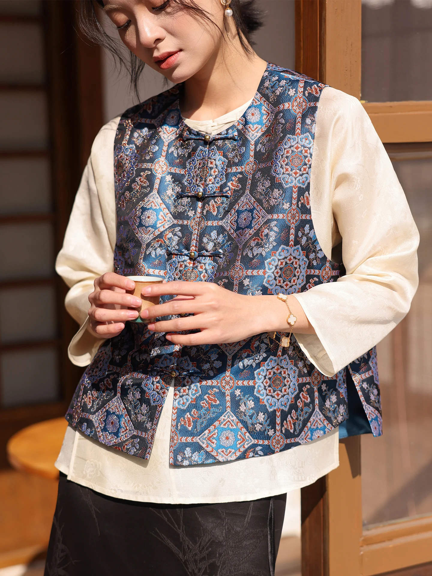 

Женская куртка в китайском стиле Philosophy Tang: шелковая, свободного кроя, с воротником-стойкой и круглым вырезом, в национальном традиционном стиле.