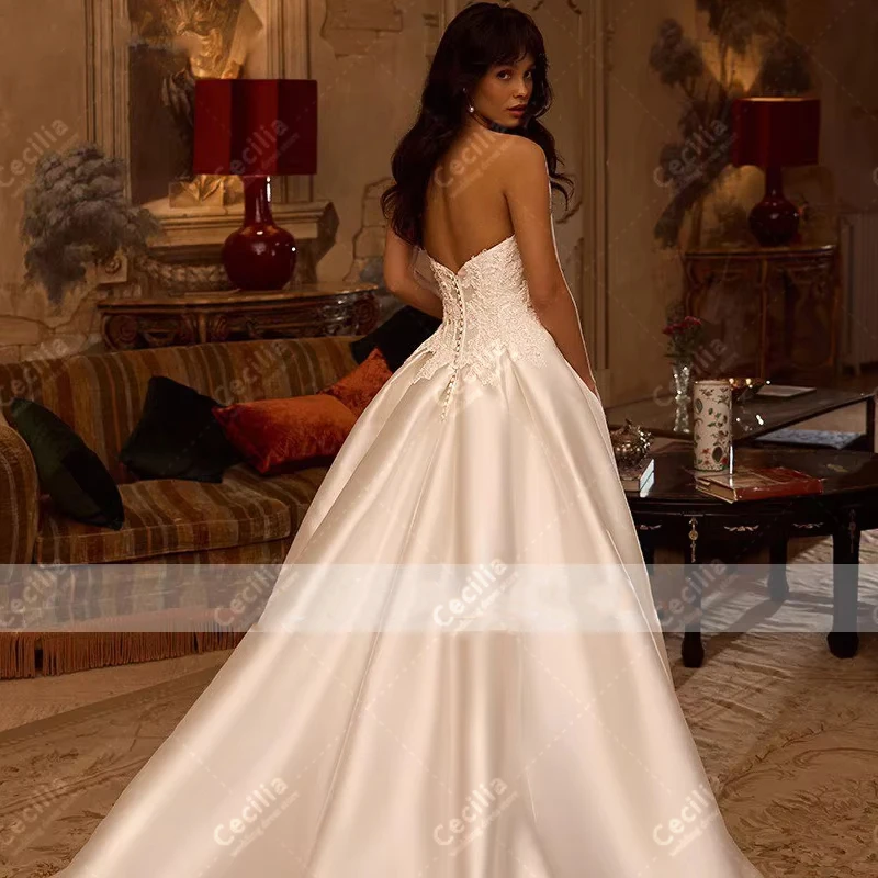 華やかなウェディングドレス サテン ブライダルドレス レース アップリケ ノースリーブ バックレス ローブ 女性用 カスタマイズされた Vestidos De Novia