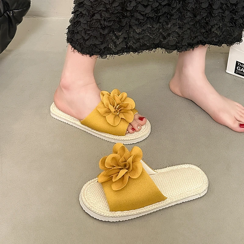 2026 New Women's Outdoor Leisure Holiday Style Beach Flip-flops Summer Floral Decoration Soft Bottom Light Plus Size Flip-flops view 2