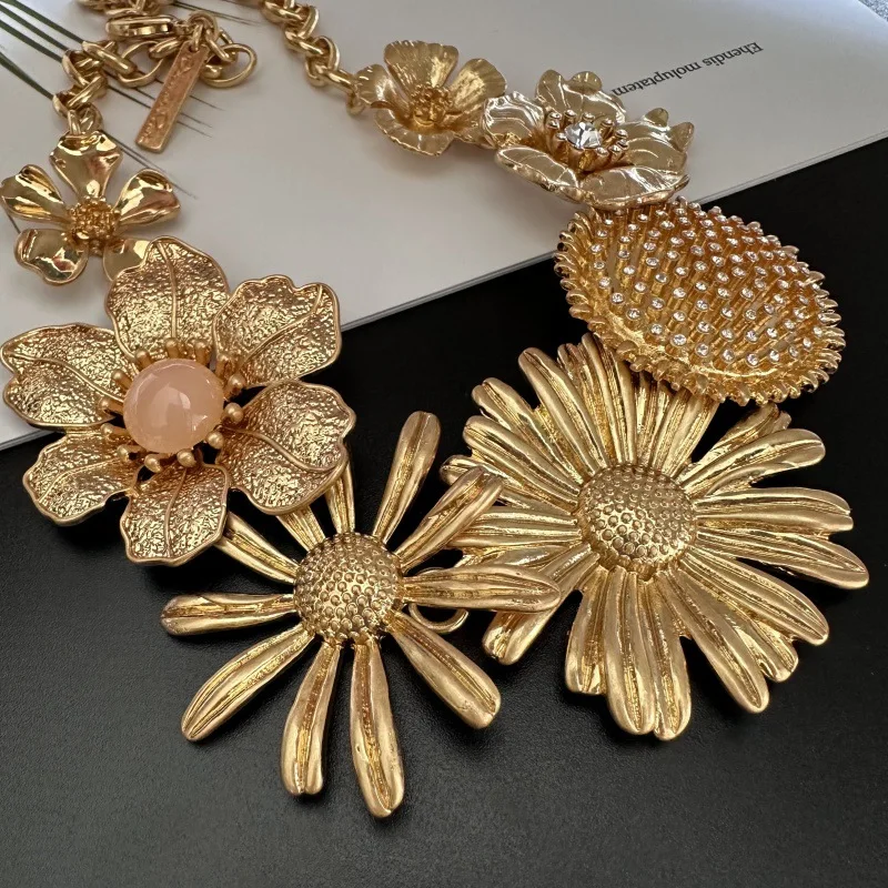 

Osscar Exaggerated hand-painted enamel Daisy necklace for ladies