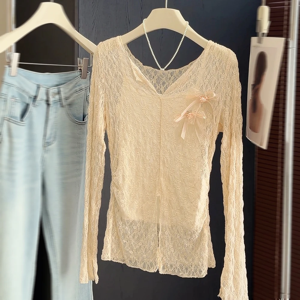 

Комплект из 2 предметов: ажурный кардиган с длинными рукавами и топ-майка, женская летняя приталенная блузка с V-образным вырезом, бантом и прозрачным кружевом, рубашка для защиты от солнца