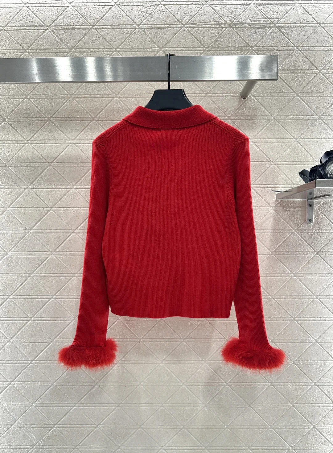 

Ярко-красный вязаный кардиган с плюшевыми рукавами и лацканами, мягкий и нежный вязаный короткий топ со светлой и зрелой атмосферой.