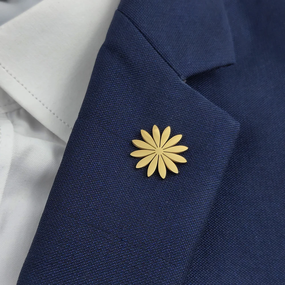 imple Hollow Daisy Metal Lapel Pin 18K Gold Plated 316L Stainless‑Steel Daily‑Wear Flower Brooch