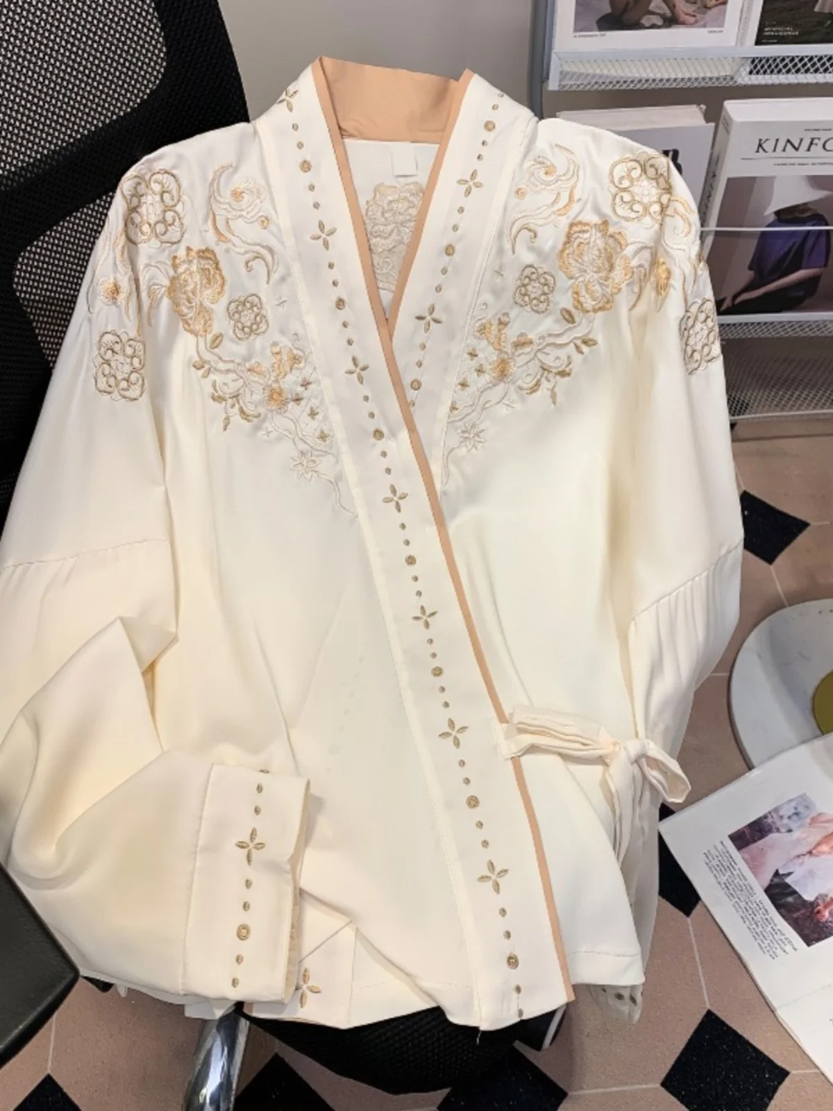 

New Chinese Sle Heavy Embroidery V-Ne Women's irt Spring High End Personali National Trend Improved Airplane Sve H...